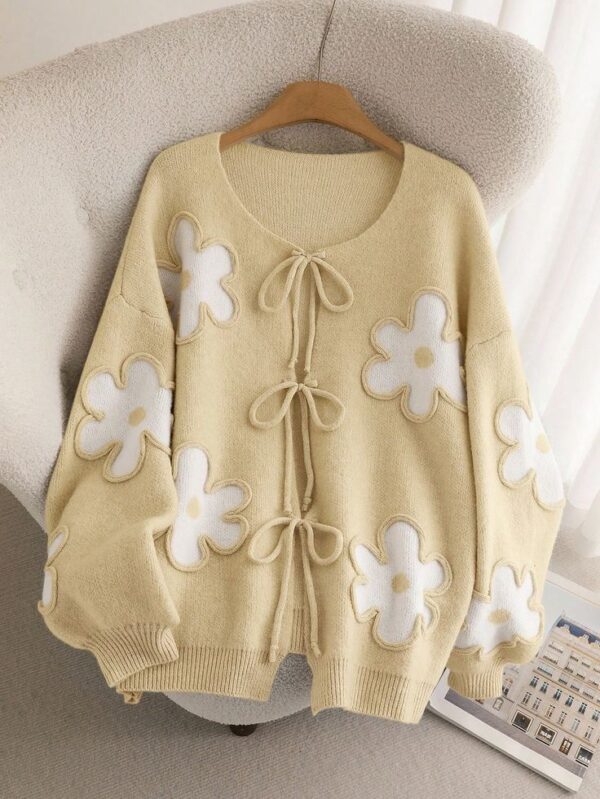Cardigan beige con flores y lazos frontales